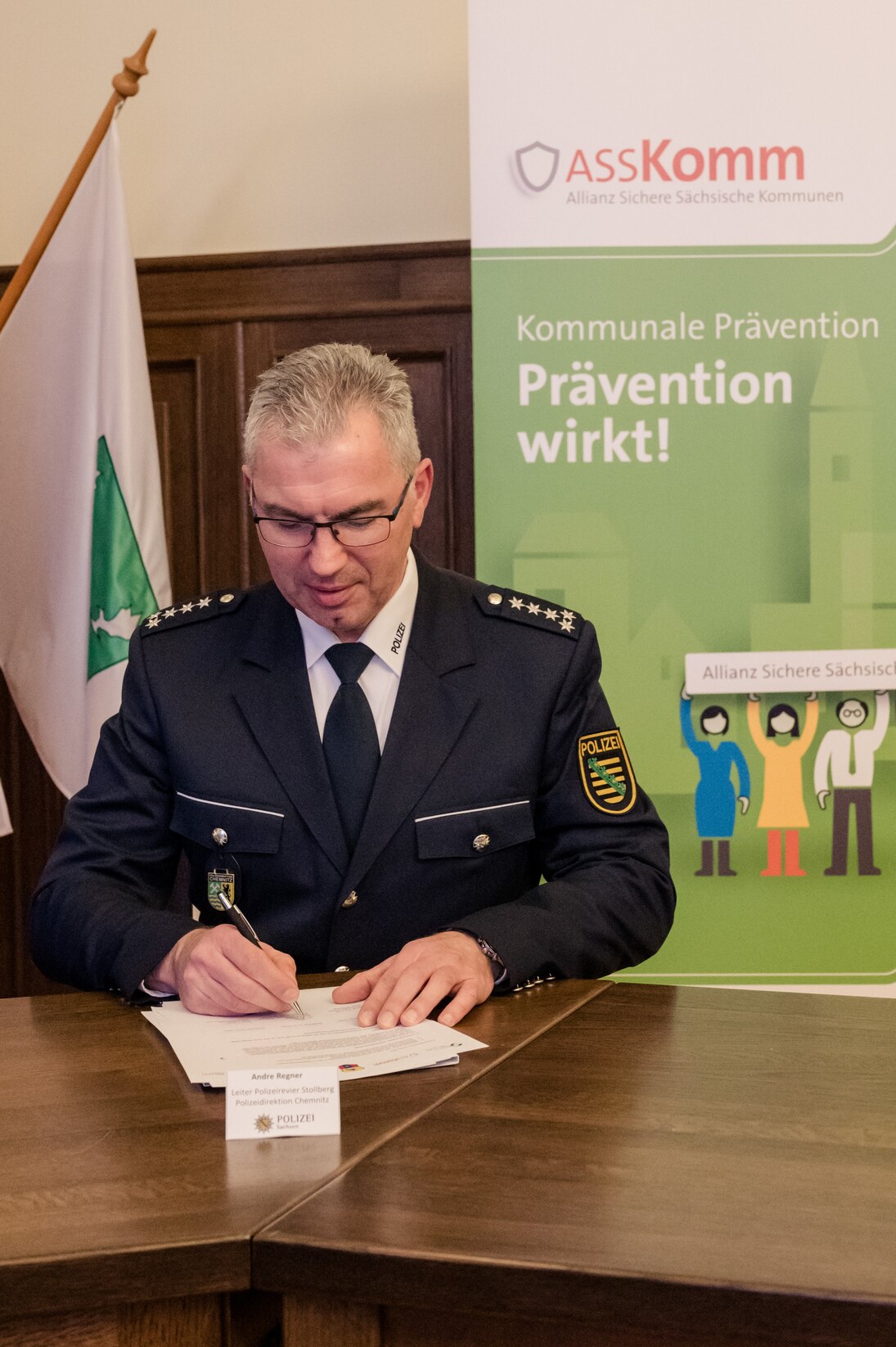 Der Leiter des Polizeireviers Stollberg, Andre Regner unterzeichnet die Kooperationsvereinbarung