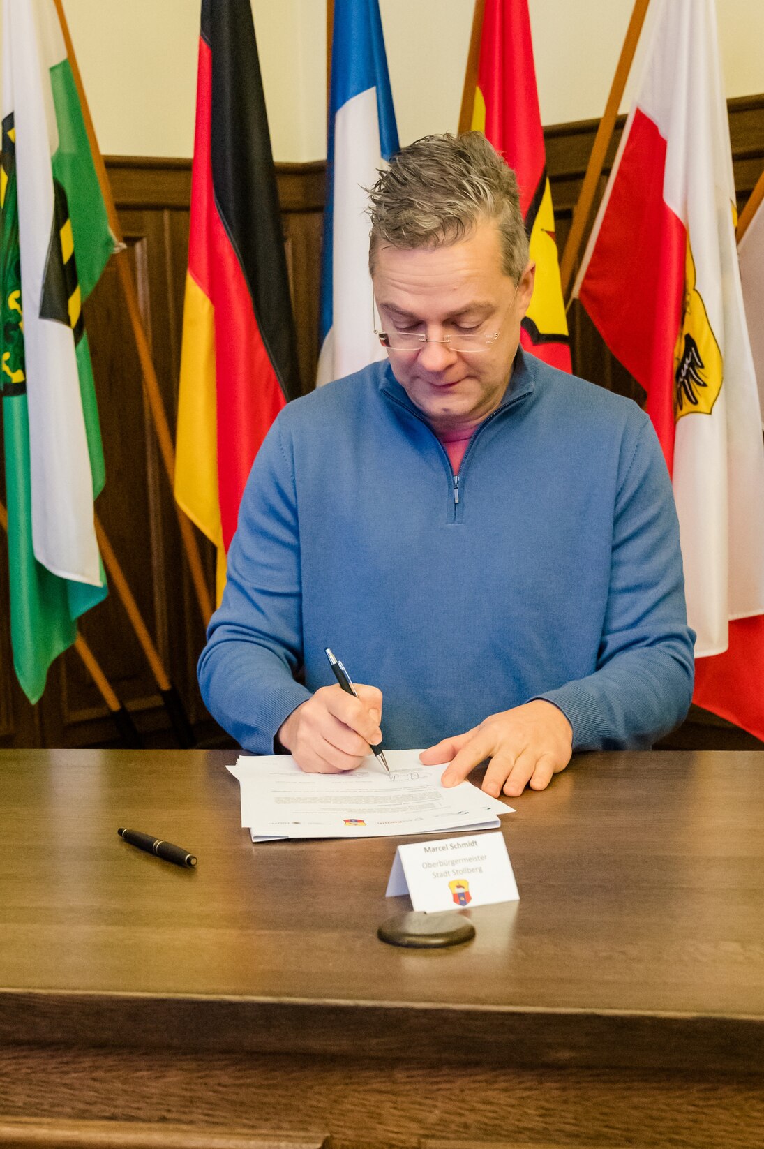 Oberbürgermeister Marcel Schmidt unterzeichnet die Kooperationsvereinbarung