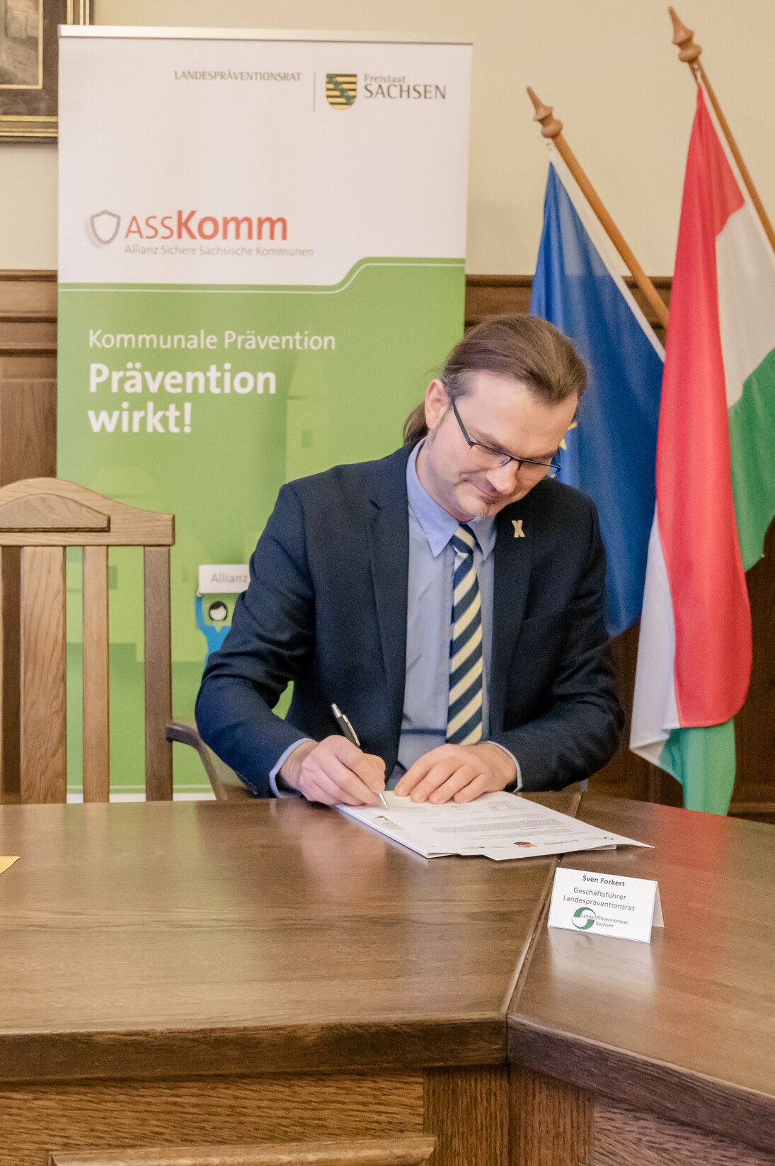 Der Geschäftsführer des Landespräventionsrates Sven Forkert unterzeichnet die Kooperationsvereinbarung