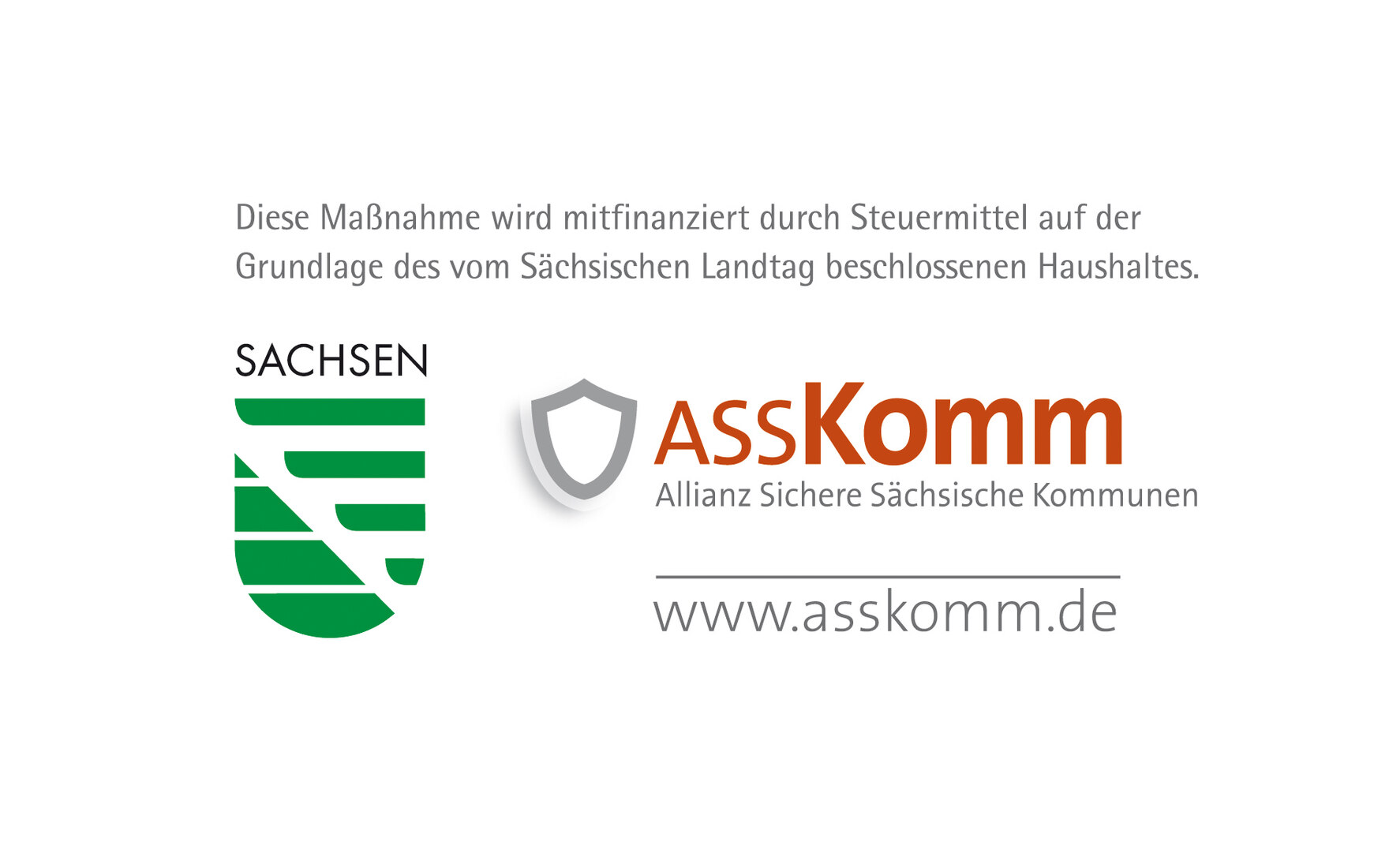 Fördersignets mit ASSKomm LPR Logos sowie dem Hinweis das die Finanzierung über den Freistaat Sachsen veranlasst wird