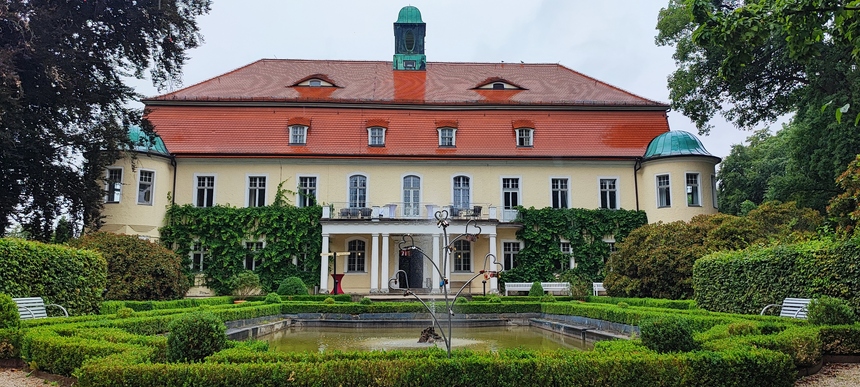 Rückansicht des Hotels Schloß Schweinsburg und im Vordergrund ein Stück Schloßgarten.