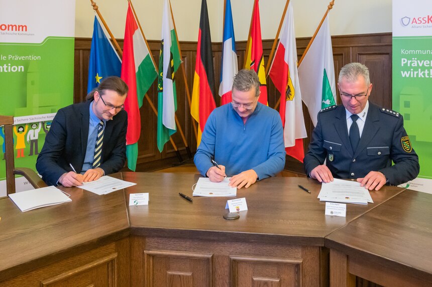 Der Oberbürgermeister der Stadt Stollberg, der Leiter des Polizeireviers Stollberg und der Geschäftsführer des Landespräventionsrates unterzeichnen die Kooperationsvereinbarung