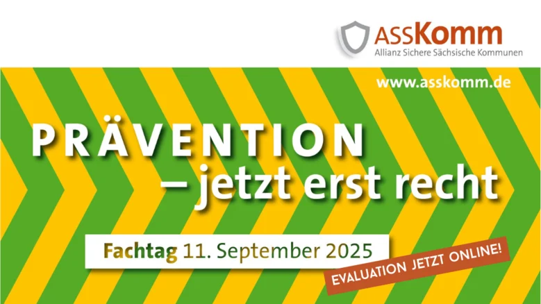 Grafik mit dem Titel des Fachtages und dem Datum. Im Hintergrund gelb-grüne diagonale Streifen und der Hinweis auf die Evaluation.