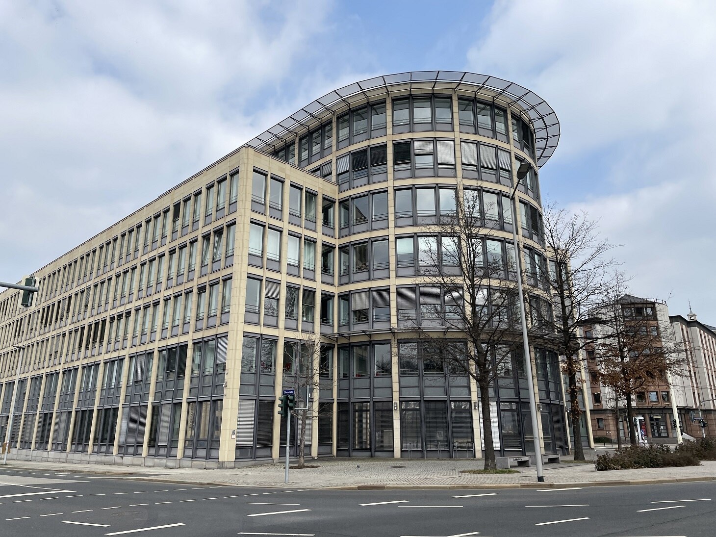 Das Foto zeigt die Glasfront eines Gebäudes genannt "Atrium" in der Glacistraße 2 in Dresden.