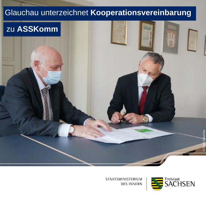 Der Oberbürgermeister der Stadt Glauchau und der Beigeordnete des Landkreises sitzen an einem Tisch im Rathaus auf dem die Kooperationsvereinbarung liegt.