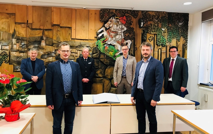 Die fünf Unterzeichner des Städtebundes Silberberg und der Stadt Schwarzenberg für die Kooperationsverreinbarung stehen im Ratssaal in Schwarzenberg..