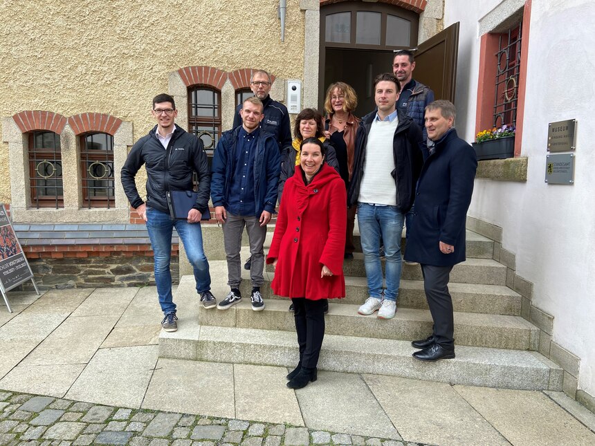 Die Teilnehmenden an der Beratung vor Schloß Voigtsberg.