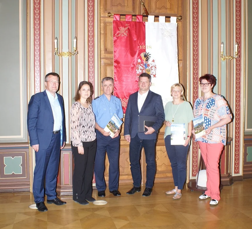 Die sechs Teilnehmenden an der KPR-Gründung stehen vor der Fahne der Stadt Zittau im Ratssaal.