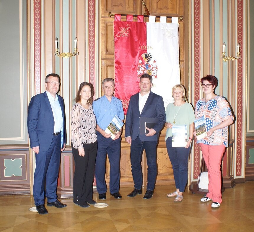 Die sechs Teilnehmenden an der KPR-Gründung stehen vor der Fahne der Stadt Zittau im Ratssaal.