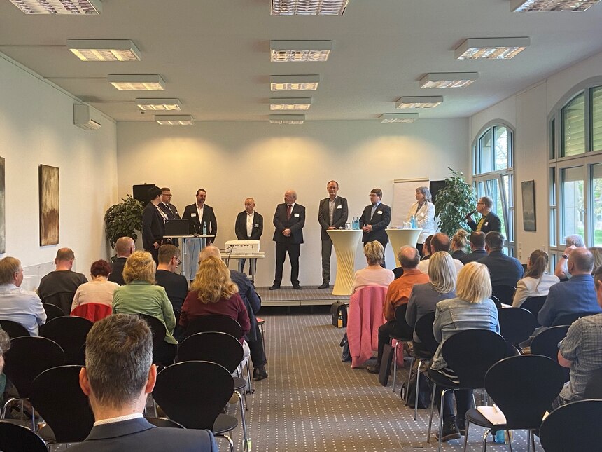 Blick über das Publikum zur Podiumsdiskussion