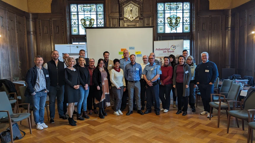 Alle Teilnehmer an der Veranstaltung stehen im Ratssal von Werdau.