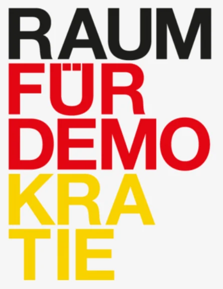 Die Worte "Raum für Demokratie" in Großbuchstaben und Deutschlandfarben.