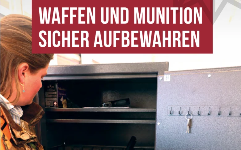 Auf dem Bild ist der Ausschnitt eines Waffenschrankes zu sehen. Eine Frau greift bedacht nach einem aufrecht lagerndem Gewehr.