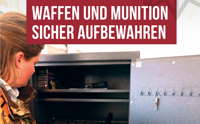 Auf dem Bild ist der Ausschnitt eines Waffenschrankes zu sehen. Eine Frau greift bedacht nach einem aufrecht lagerndem Gewehr.