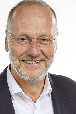 Ein Portraifoto von Prof. Dr. Ulrich Wagner. Die Person schaut lächelnd in die Kamera.