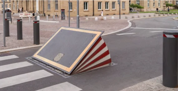In der Bildmittel ist ein Überfahrschutz auf einer Straße abgebildet.