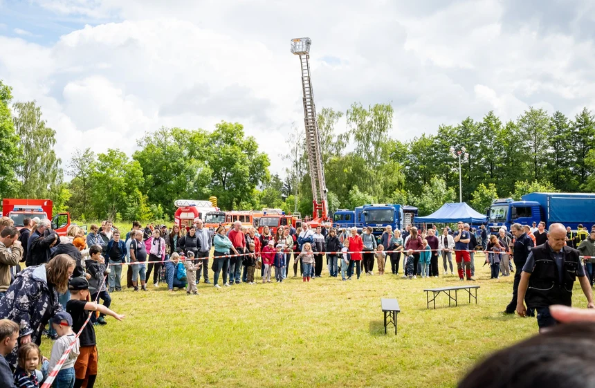 Die Besucher des Sicherheitstages schauen einer Vorführung zu.
