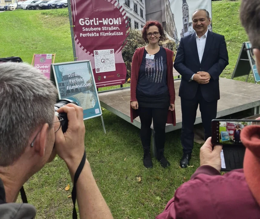 Eine Frau und ein Mann stehen auf einer Wiese.