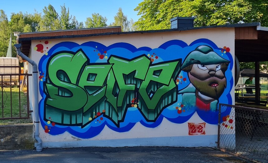 Eine Graffitiwand. 