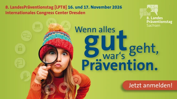 Grafik mit einem Mädchen, welches eine bunte Pudelmütze trägt und ein Vergrößerungsglas vors rechte Auge hält.