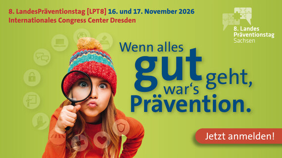 Grafik mit einem Mädchen, welches eine bunte Pudelmütze trägt und ein Vergrößerungsglas vors rechte Auge hält.