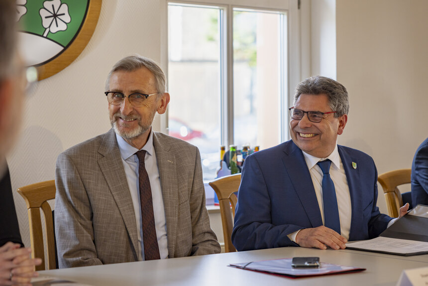 Der Bürgermeister von Hartmannsdorf und der Innenmeninster sitzen gemeinsam am Tisch
