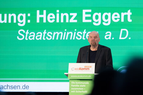 Heinz Eggert steht am Rednerpult.