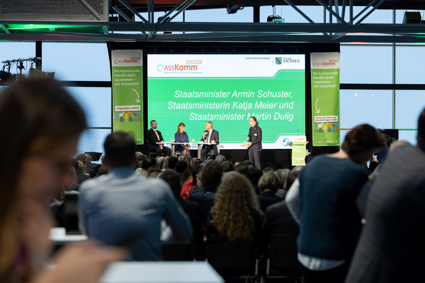 Blick vom Plenum zur Bühne mit den drei Ministern und Moderator