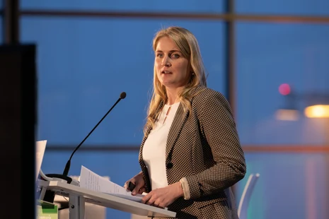 Oberbürgermeister Anna-Luise Conrad am Rednerpult.