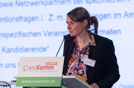 Christiane Müller steht am Rednerpult.