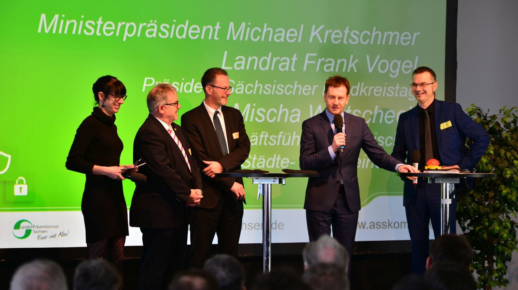 Das Bild zeigt den Ministerpräsidenten M. Kretschmer im Dialog mit dem Landrat und dem Geschäftsführer des Sächsischen Städte-und Gemeindetages.