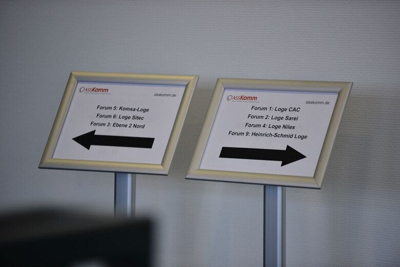 Das Bild zeigt ein Hinweisschild mit den Foren.