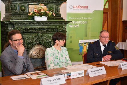 zeigt Ostritzer Bürgermeisterin Stephanie Rikl, Polizeipräsident Manfred Weißbach und der Geschäftsführer des Landespräventionsrates Sachsen, Sven Forkert an einem Tisch bei der Unterzeichnung
