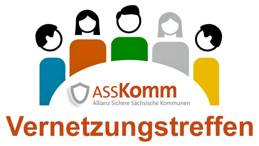 Fünf einander zugewandte Personen sitzen um einen runden Tisch versammelt. Auf dem Tisch steht der Text: „ASSKomm – Allianz Sichere Sächsische Kommunen“. Unter der Grafik steht der Text: „Vernetzungstreffen“.