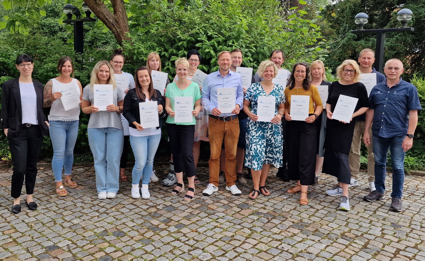 Gruppenfoto der Teilnehmenden mit ihren Zertifikaten in der Hand