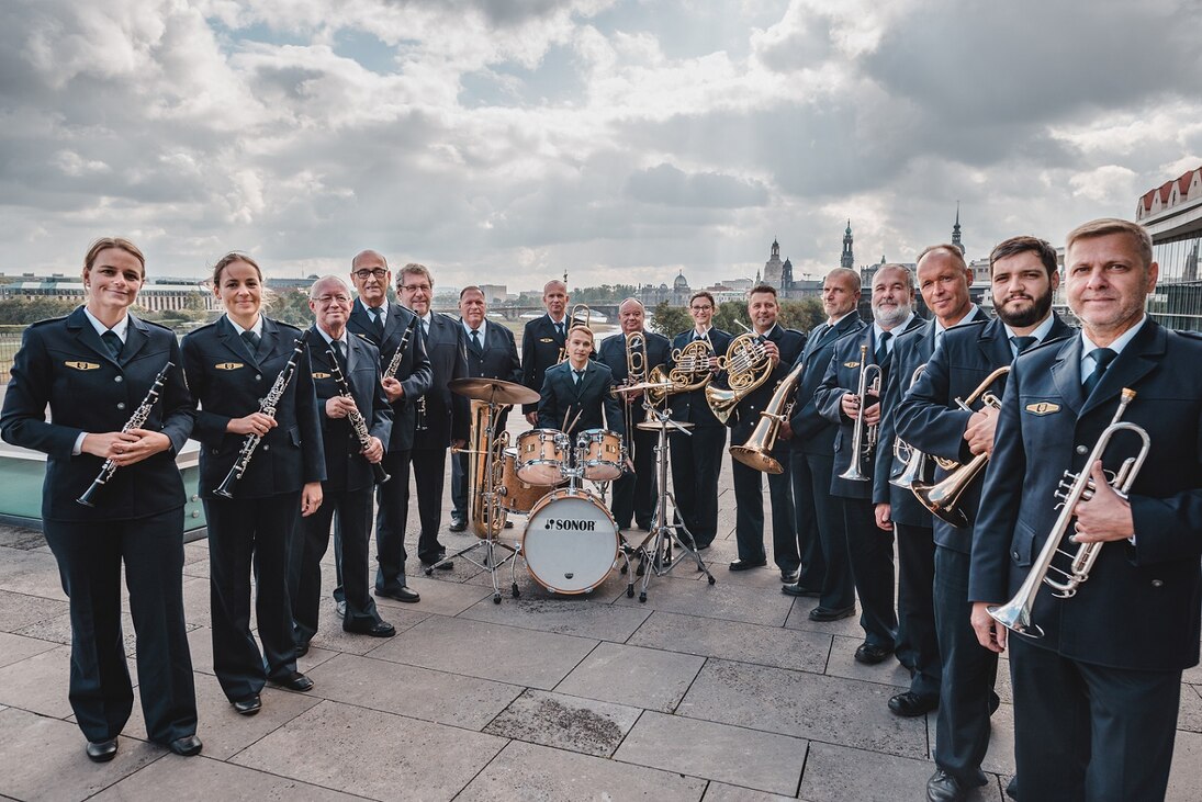 Die Mitglieder der Blasmusikbesetzung des Polizeiorchesters Sachsen wurden auf den Landtag mit der Dresdner Skyline im Rücken fotografiert.