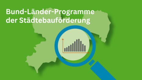 auf grünem Hintergrund ein Umriss der Sachsenkarte sowie ein Piktogramm einer Lupe mit einem Graphen, mit der Aufschrift Bund-Länder-Programme der Städtebauförderung