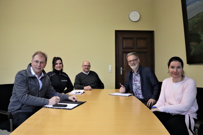 Die fünf Teilnehmer an der Beratung sitzen um den Tisch im Büro des Oberbürgermeisters von Crimmitschau.
