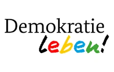Schriftzug Demokratie in schwarz und leben mit bunten Buchstaben.