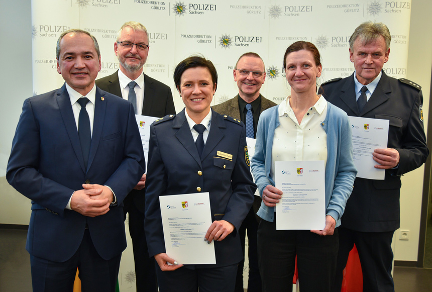 zeigt die Mitglieder der neu gegründeten Kommunlaen Präventionsrates Görlitz sowie der Bürgermeister Octavian Ursu
