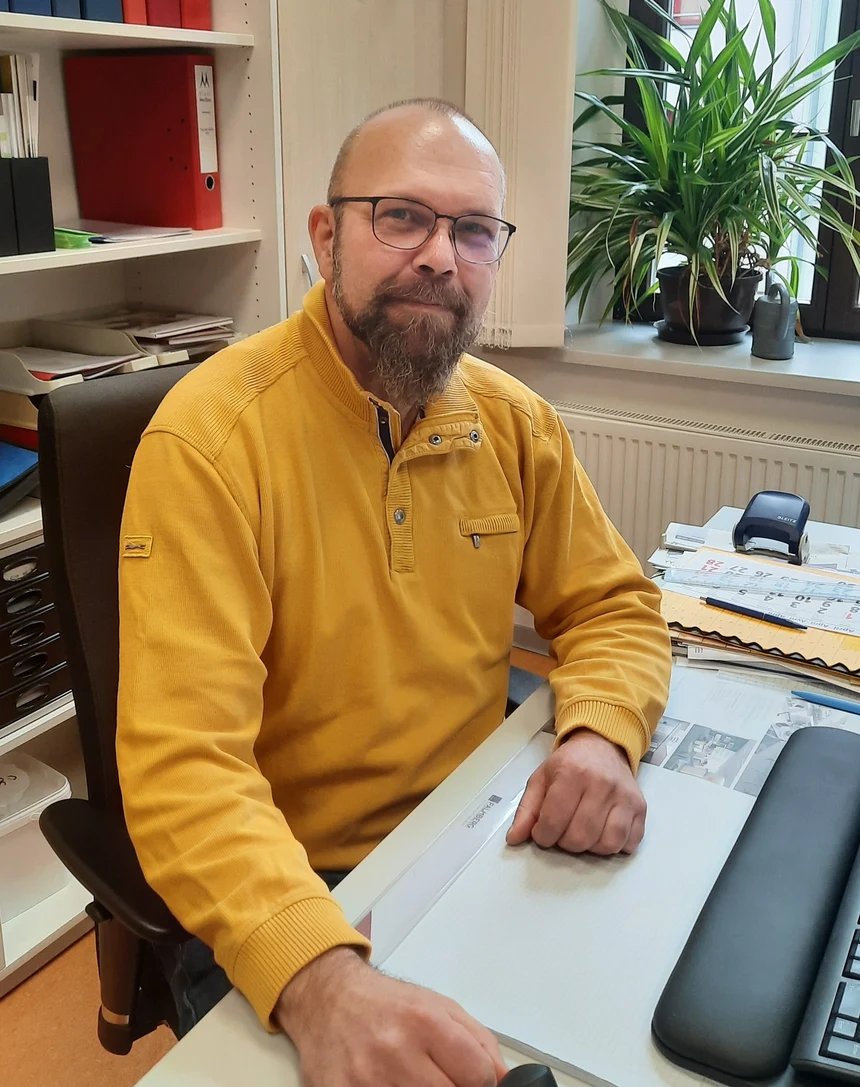 Portrait von Frank Morchner sitzend an seinem Schreibtisch.