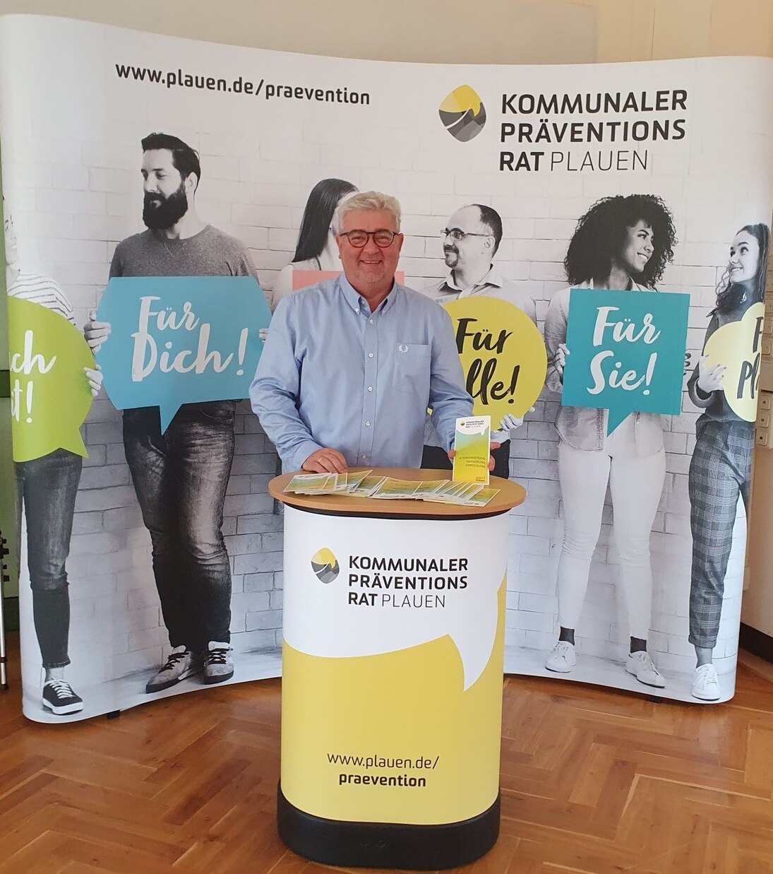 Frank Zabel steht an einem Messestand des Kommunalen Präventionsrats von Plauen