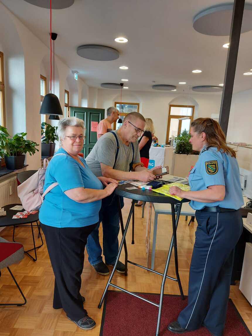 Die Fachdienstleiterin der Polizeidirektion Zwickau im Gespräch mit Bürgern,