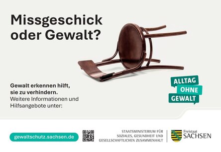 In der Mitte des Bildes liegt ein umgekippter brauner Stuhl. Daneben stehen Informationen zum "Alltag ohne Gewalt".