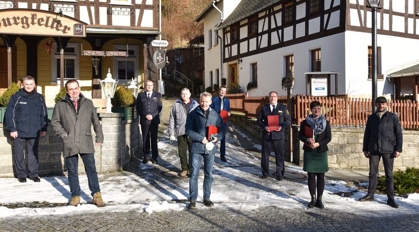 Die neun Teilnehmer an der Unterzeichnung der Kooperationsvereinbarung stehen vor dem Haus des Gastes in Oybin.