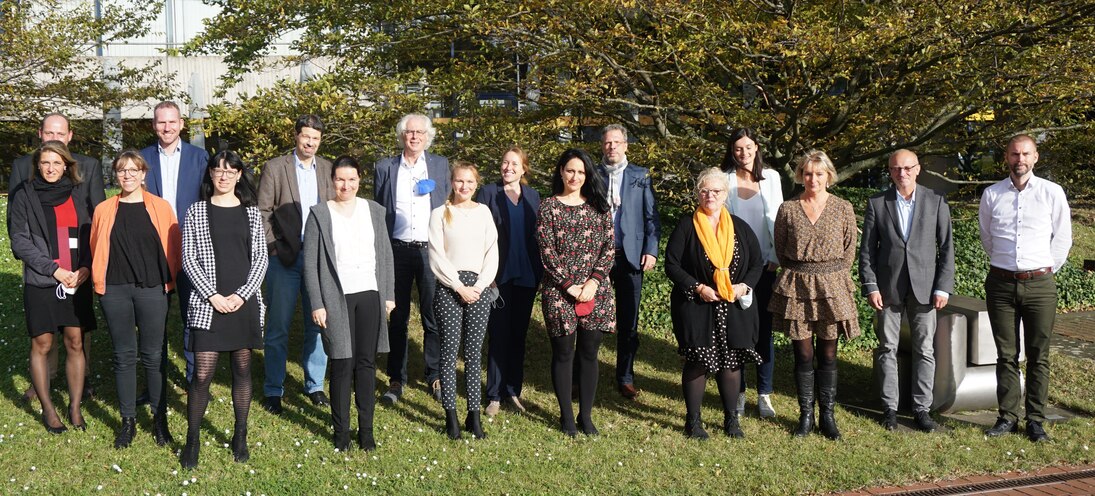 Alle Teilnehmer der Tagung vor dem Gebäude des BMI in Bonn.