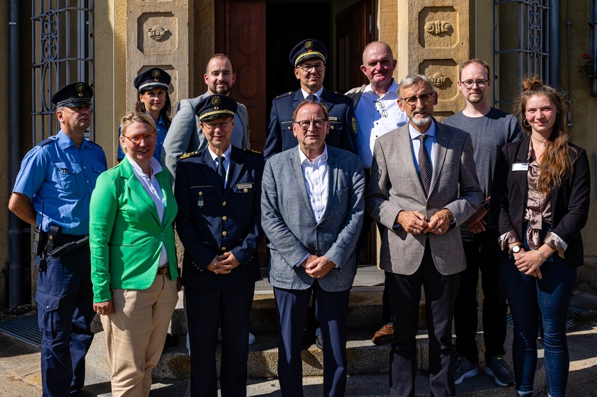 Die elfTeilnehmer an der Unterzeichnung der Kooperationsvereinbarung stehen vor dem Rathaus in Heidenau.