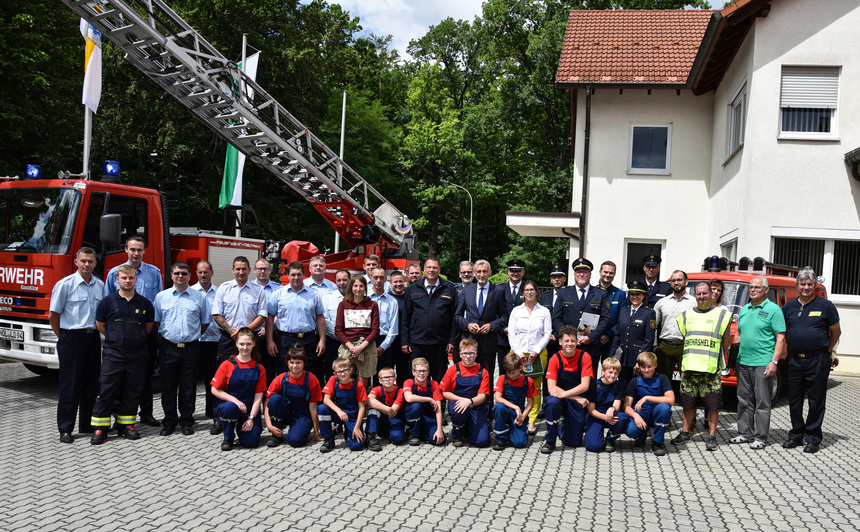 Gruppenbild mit allen Teilnehmenden der Veranstaltung. In ihrer Mitte Staatsminister Armin Schuster.