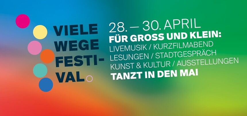 Grafik mit Regenborgen Farbverlauf mit Aufschrift: Viele Wege Festival, 28.–30. April, Für Gro0 und Klein, Livemusik/Kurzfilmabend/Lesungen/Stadtgespräch/Kunst&Kultur/Ausstellungen/Tanz in den Mai