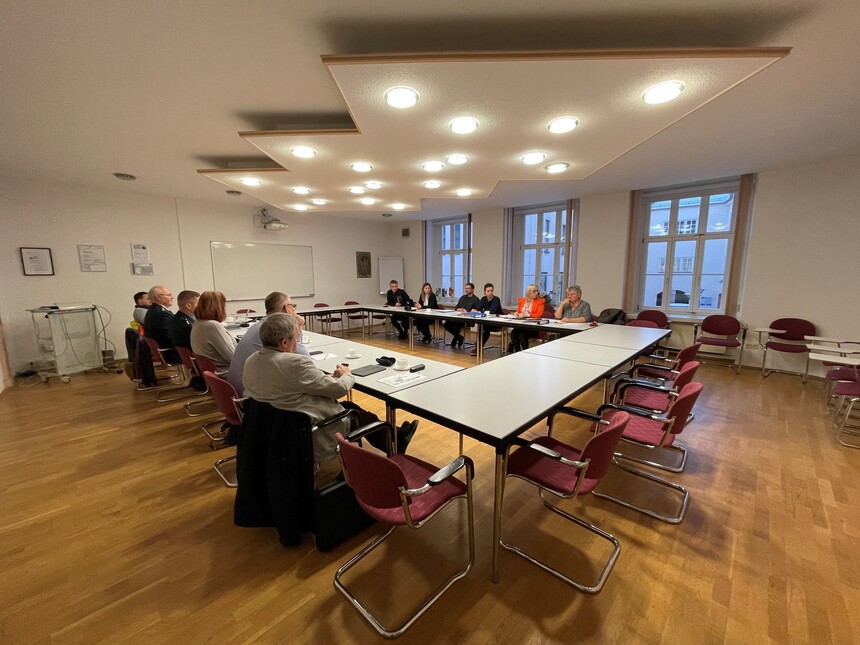 Die Teilnehmer der konstituierenden Sitzung des KPR Frankenberg sitzen zusammen und disktuieren